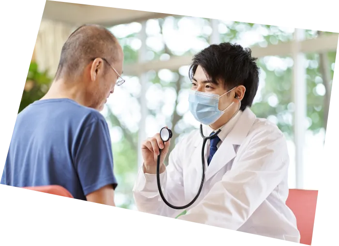 診察している写真 | 京阪介護グループ【公式サイト】