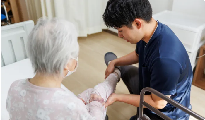 介護している様子 | 京阪介護グループ【公式サイト】