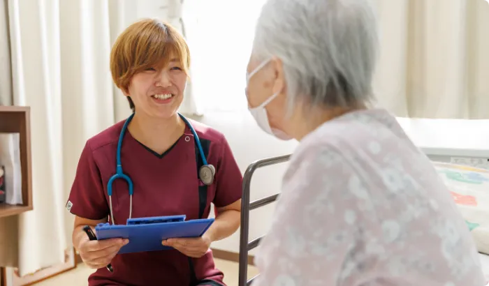 介護している様子 | 京阪介護グループ【公式サイト】