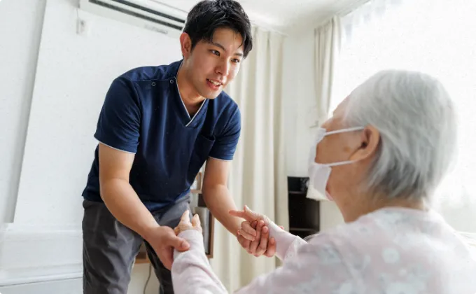 介護をしている写真 | 京阪介護グループ【公式サイト】