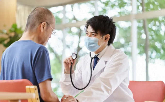 診察をしている写真 | 京阪介護グループ【公式サイト】